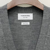THOM BROWNE Damen Cardigans mit diagonaler Armspange aus Merinowolle in Mittengrau 139893157 [P]