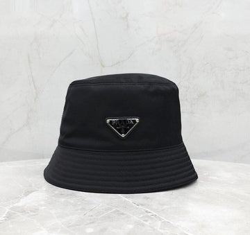 PRADA ブラック トライアングルロゴ バケットハット 2HC137 149096927 [P]