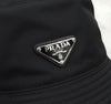 PRADA ブラック トライアングルロゴ バケットハット 2HC137 149096927 [P]