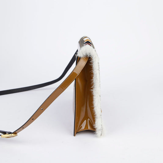 FENDI ブラウンペイダントファブリックファーによるトリミングショルダー兼クロスバック 27587573