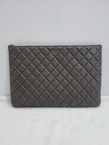 CHANEL Classic CC große Clutch Charcoal Grau 42224089