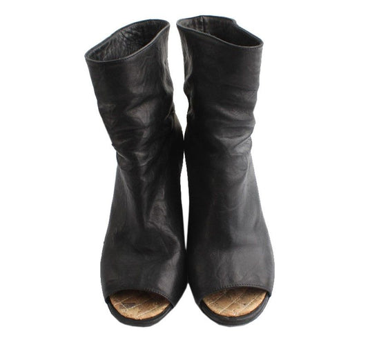 CHANEL Offene Wedge-Stiefel aus schwarzem Lammleder mit Boucle CC-Detail 36,5C 3671689036 26810997