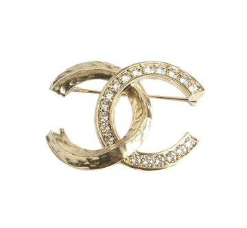 CHANEL ゴールドメタル テクスチャー クリスタル ロゴ ブローチ 27938165