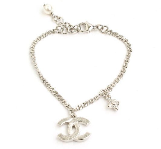 CHANEL Silber CC Logo & Perlenarmband 28782614