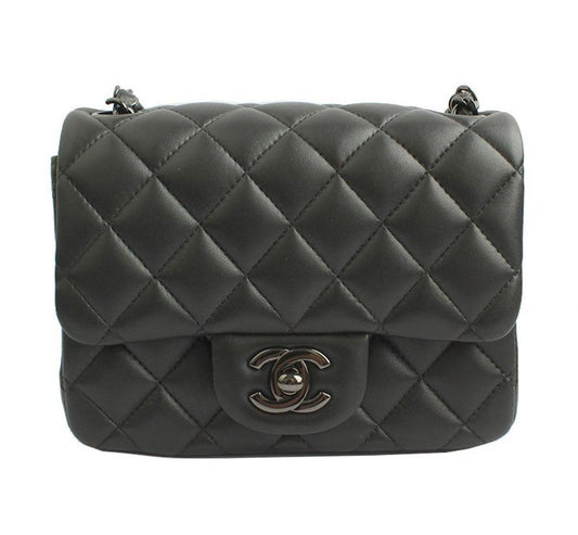 CHANEL プティサックラムスキンオールブラックミニクロスバッグ31番台 30570782