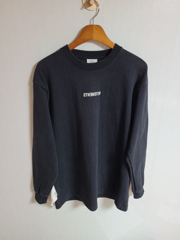 VETEMENTS Schwarzes Papier Logo Langarmshirt S UAH20TR614 48476806