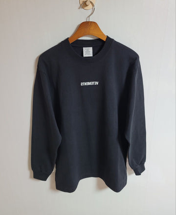 VETEMENTS ブラックペーパー ロゴ ロングスリーブ XS UAH20TR614 49134068