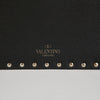 VALENTINO SW0P0P56VSH ブラック レザー ロックスタッズ エンベロプ クラッチ 49525799 [P]