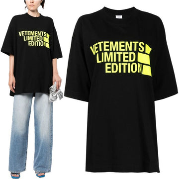 VETEMENTS リミティッドロゴプリンティングコットンラウンドネック半袖Tシャツ UE63TR161Y 53212095