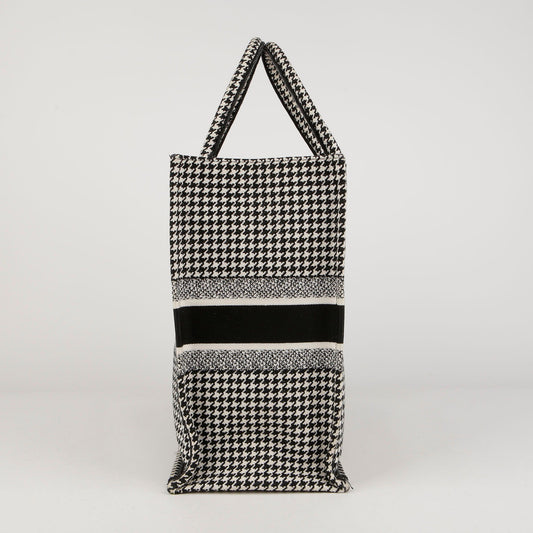 DIOR M1286ZRPI ラージ ブラック ホワイト ハウンズトゥース 刺繍 ブック トートバッグ 54891761