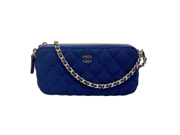 CHANEL Geprägte WOC Crossbody Tasche Blau 29 64021664