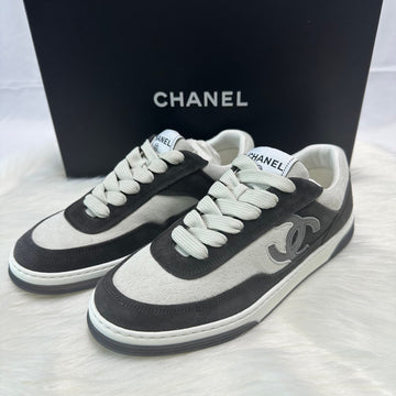 CHANEL CC Logo Jenny Sneaker Walross 65325013