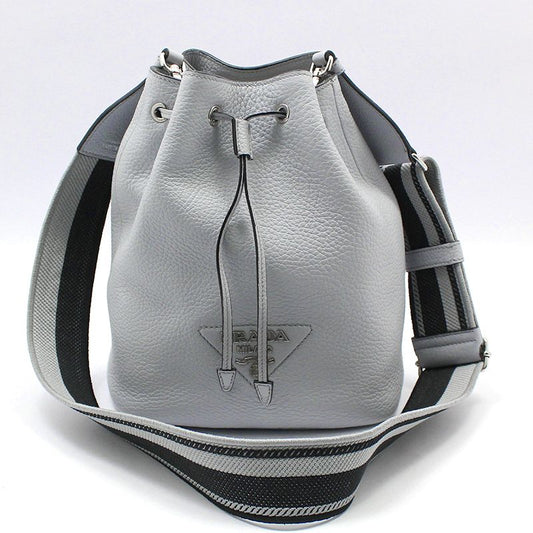PRADA 1BE060 コンフラワーブルーグレー レザー バケット クロスバッグ 66381925