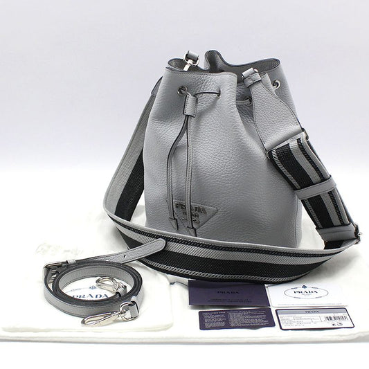 PRADA 1BE060 コンフラワーブルーグレー レザー バケット クロスバッグ 66381925