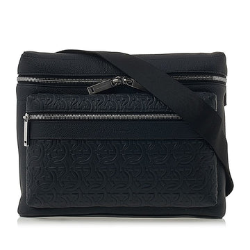 SALVATORE FERRAGAMO メンズ ガンチーニ パターン レザー クロスバッグ 24 1303 NERO 0763368 63187089