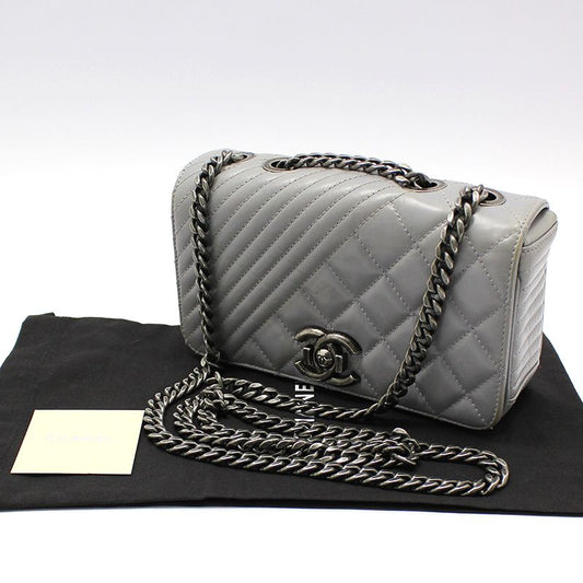 CHANEL A92796 グレー シェブロン キルティング ココ ボーイ スモール フラップ チェーン クロスバック 67233237