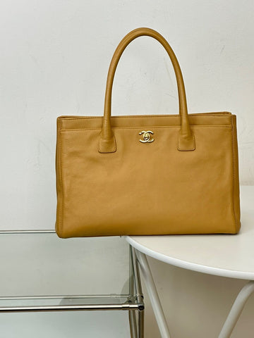 CHANEL Beige Executive Tote Bag 2VCHB15667 71925330