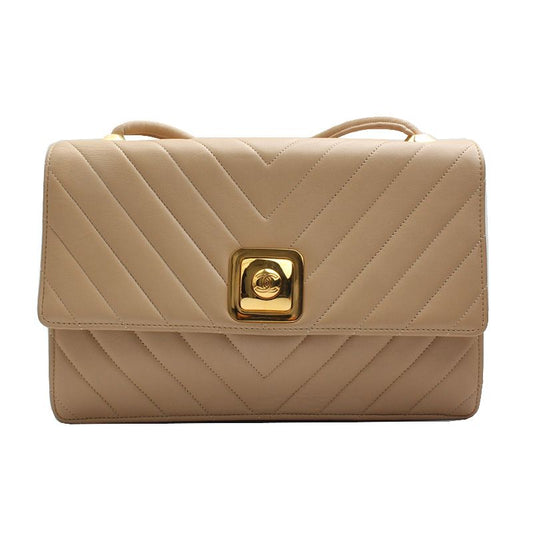 CHANEL ベージュラムスキンシェブロンクロスバッグ 18番台 72695638