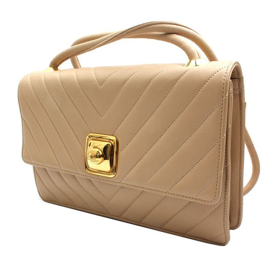 CHANEL ベージュラムスキンシェブロンクロスバッグ 18番台 72695638