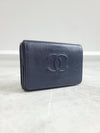 CHANEL ネイビーキャビアCCロゴ3段コンパクトウォレット中財布26番台 75148671 [P]