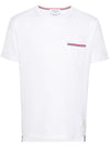 THOM BROWNE Kurzärmliges T-Shirt mit Dreistreifen und Tasche MJS010A 77060964 [P]