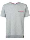 THOM BROWNE Kurzärmliges T-Shirt mit Dreistreifen und Tasche MJS010A 77060964 [P]