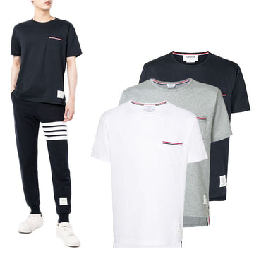 THOM BROWNE Kurzärmliges T-Shirt mit Dreistreifen und Tasche MJS010A 77060964