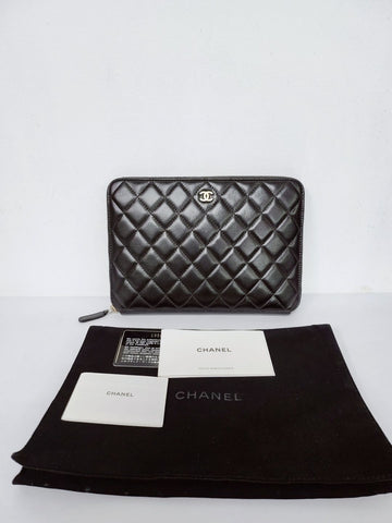 CHANEL CC-Logo Schwarze Stepp-Lammhaut Clutch 77872344