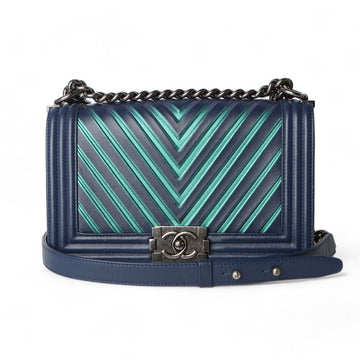 CHANEL カーフスキン シェブロン ボーイバッグ ミディアム 銀色 32324-3 78130013