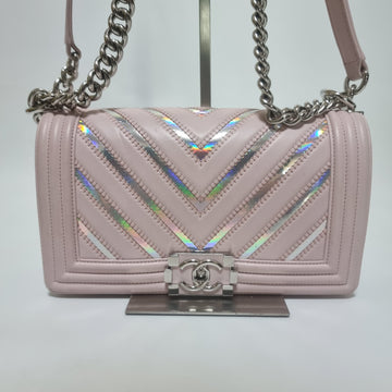 CHANEL 24番 シェブロン シルバー ボーイバッグ ミディアム M ショルダーバッグ 79432021