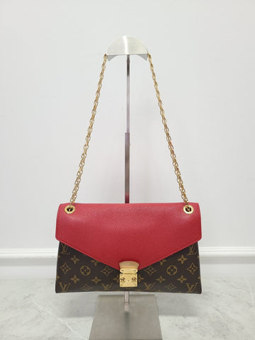 LOUIS VUITTON Rote Monogramm Canvas Palace Ketten Schultertasche 87244751