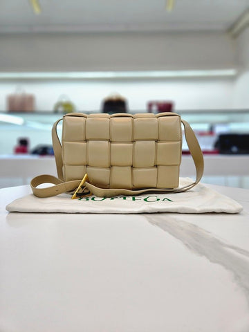 BOTTEGA VENETA パディッドカセットバッグ オートミール レディースバッグ 591970 96112156