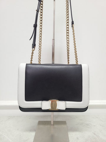 SALVATORE FERRAGAMO Schwarze und weiße Leder Vara Bow Klappenhandtasche M 100818408
