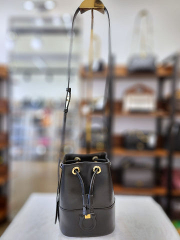 SALVATORE FERRAGAMO フェラガモ シティ バケットバッグ ブラック A 103973747