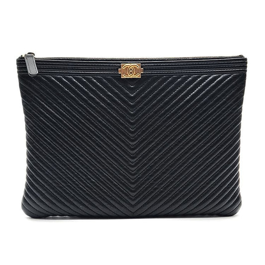 CHANEL シェブロン ボーイ クラッチ ニューミディアム 286 107082150
