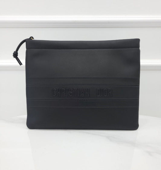 DIOR ブラックレタリングストライプエンボスロゴレザークッション 112887390
