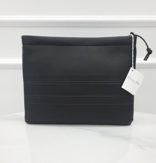 DIOR ブラックレタリングストライプエンボスロゴレザークッション 112887390