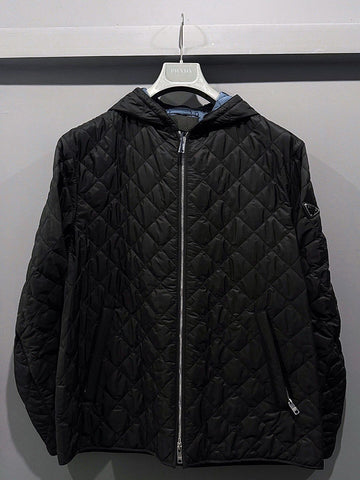 PRADA [ RNC ] ブラックキルティングフードパディング F082P 114731341