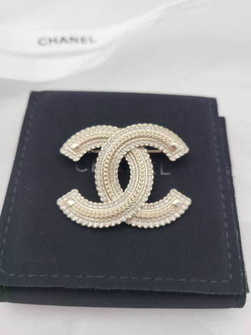 CHANEL 24FW CC Logo Champagne Gold Brooch 120608750
