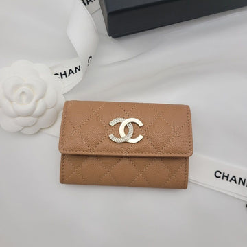 CHANEL Kamelbeige farbiger Crystal CC-Logo Kartenetui 24fw 120616515