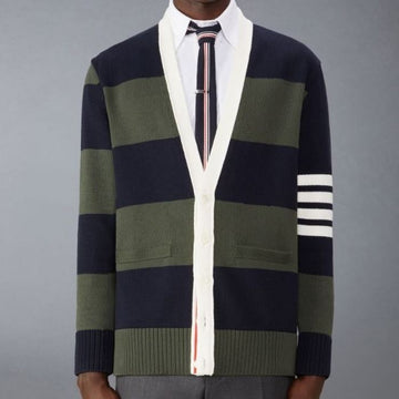 THOM BROWNE Baumwolle Rugby 4-Bar Rose Icon V-Ausschnitt Cardigan 320 121376146
