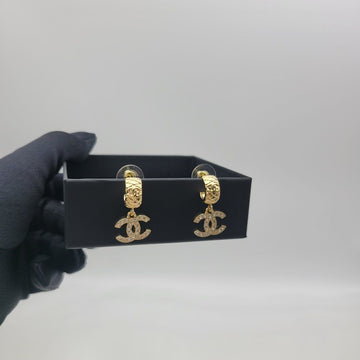 CHANEL 25C Gequiltete Gold Ohrringe mit CC-Logo 121723774