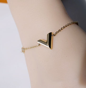 Louis Vuitton Essential V Bracelet 122608450