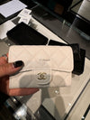 CHANEL Klassische Klappen-Reißverschluss 1-stufige Kaviar-Kartenhalter Weiß Goldmetall AP4096 123197141 [P]