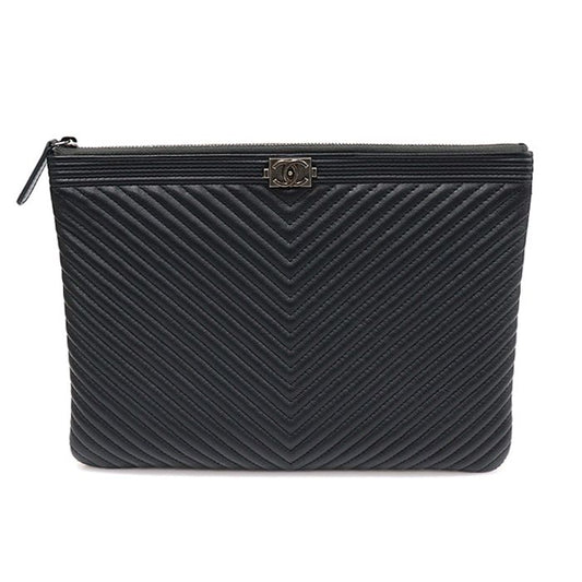 CHANEL A84406 ダーク ネイビー ラムスキン シェブロン シルバー ボーイ ニューミディアム クラッチバッグ (26番台) 124527714