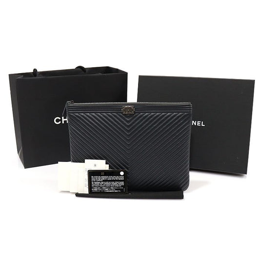 CHANEL A84406 ダーク ネイビー ラムスキン シェブロン シルバー ボーイ ニューミディアム クラッチバッグ (26番台) 124527714