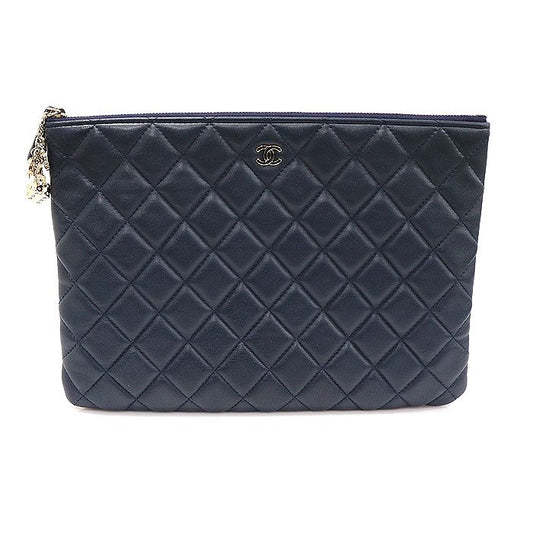 CHANEL A82415 ネイビーラムスキン ゴールドクラシックチャーム装飾 ニューミディアムクラッチ 22番台 125444894