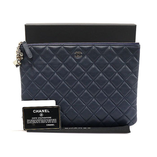 CHANEL A82415 ネイビーラムスキン ゴールドクラシックチャーム装飾 ニューミディアムクラッチ 22番台 125444894