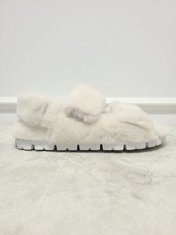 PRADA Weiße Dreieck-Logo Shearling Riemensandalen 36 127307958