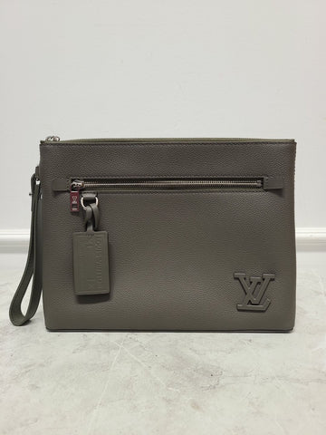 LOUIS VUITTON Kaki LV Aerogram iPad Clutch 128596853